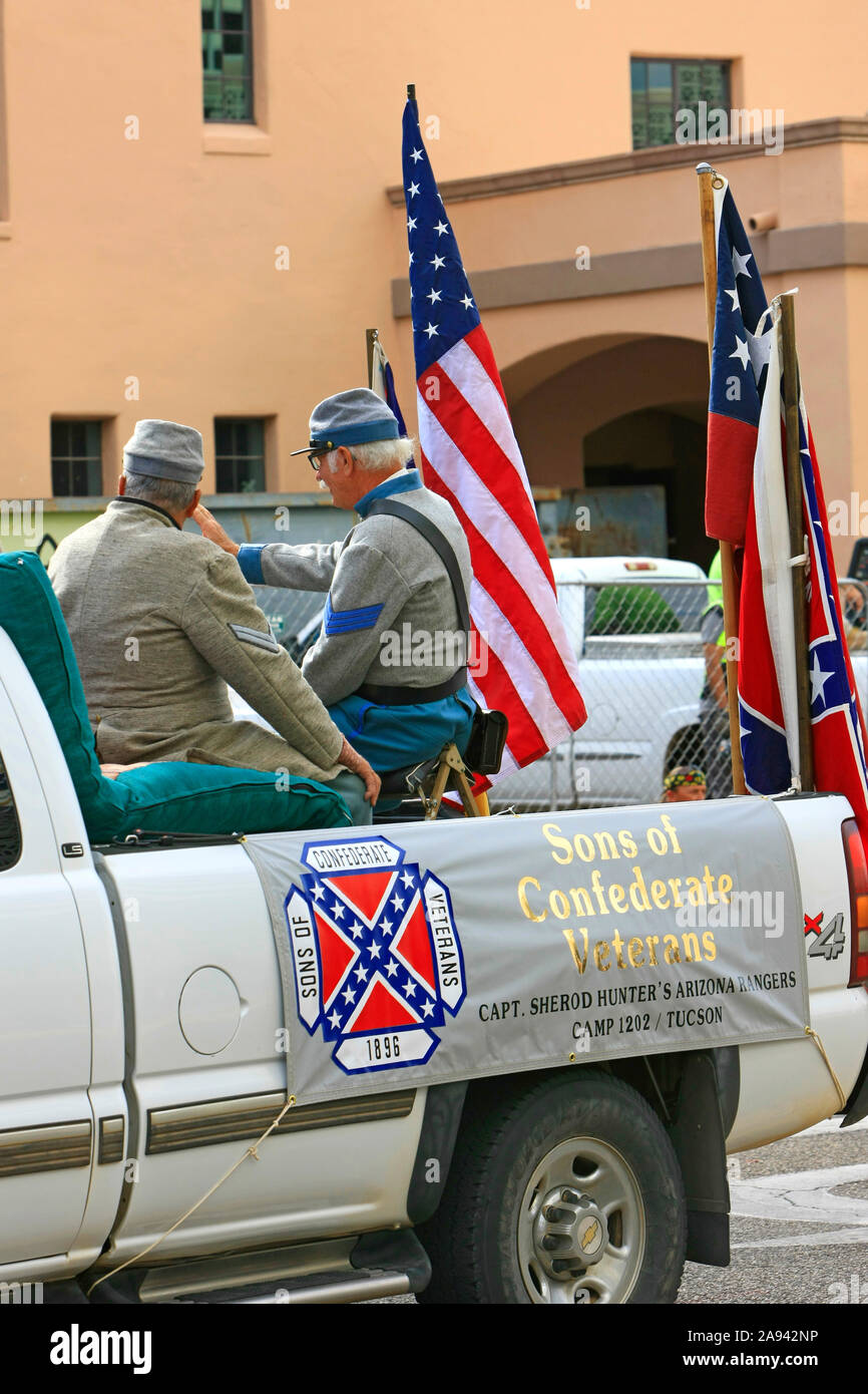 Figli della Confederazione guidare attraverso Tucson in Arizona sul giorno di veterani di guerra. Foto Stock