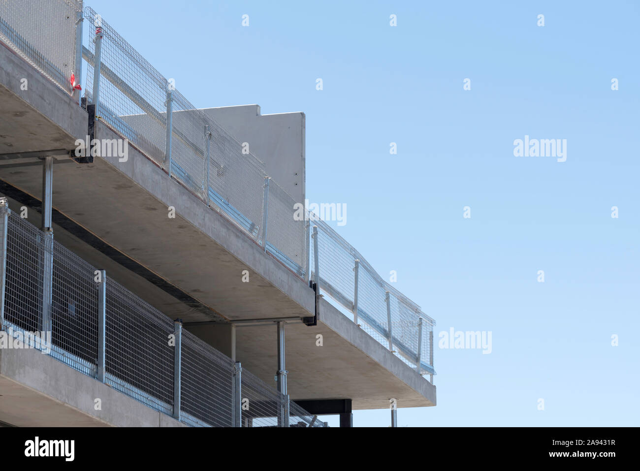 Sicurezza e sito di recinzioni di sicurezza su un edificio a più piani sito in costruzione a Sydney in Australia Foto Stock
