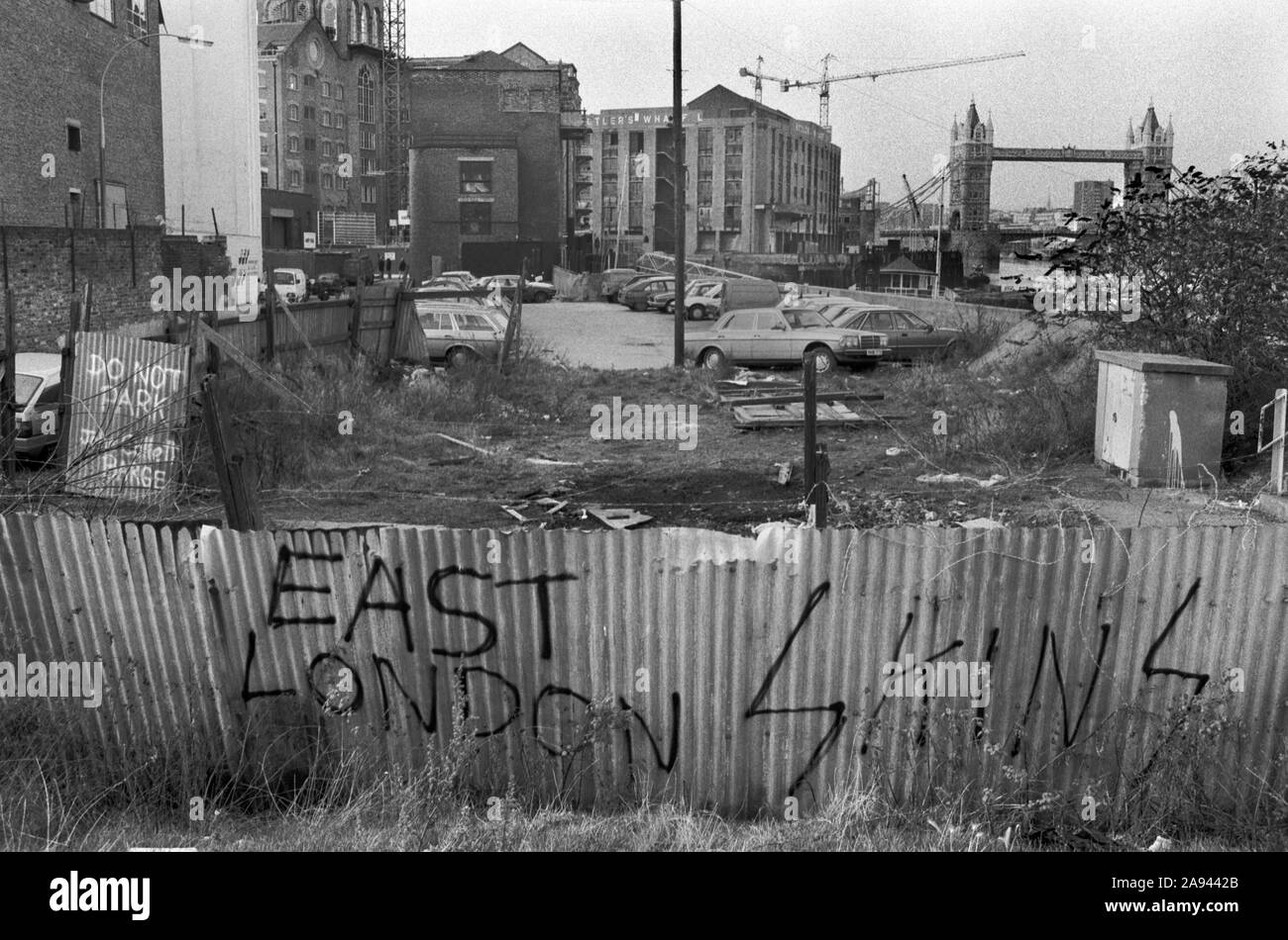 Shad Thames Bermondsey South East London SE16, 1980s UK. Ora chiamato Bermondsey Wall West, a est della passerella pedonale di St Saviors Dock, guardando a nord di Butlers Wharf. Il parcheggio è ora una sorta di giardino. Docklands riqualificazione 1987 Inghilterra HOMER SYKES Foto Stock