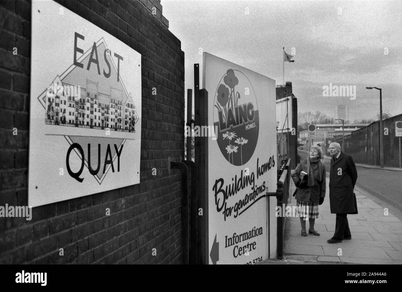 East Quay Canary Wharf zona est di Londra degli anni ottanta. Indicazioni per la Laing impresa edile 1987 UK HOMER SYKES Foto Stock