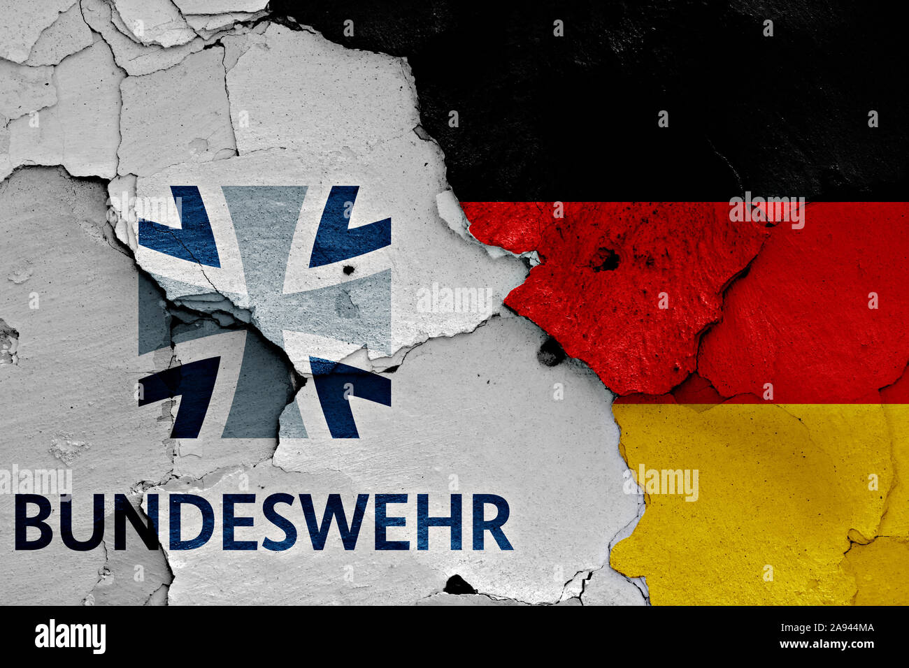 Le bandiere della Bundeswehr e Germania dipinta sulla parete incrinato Foto Stock