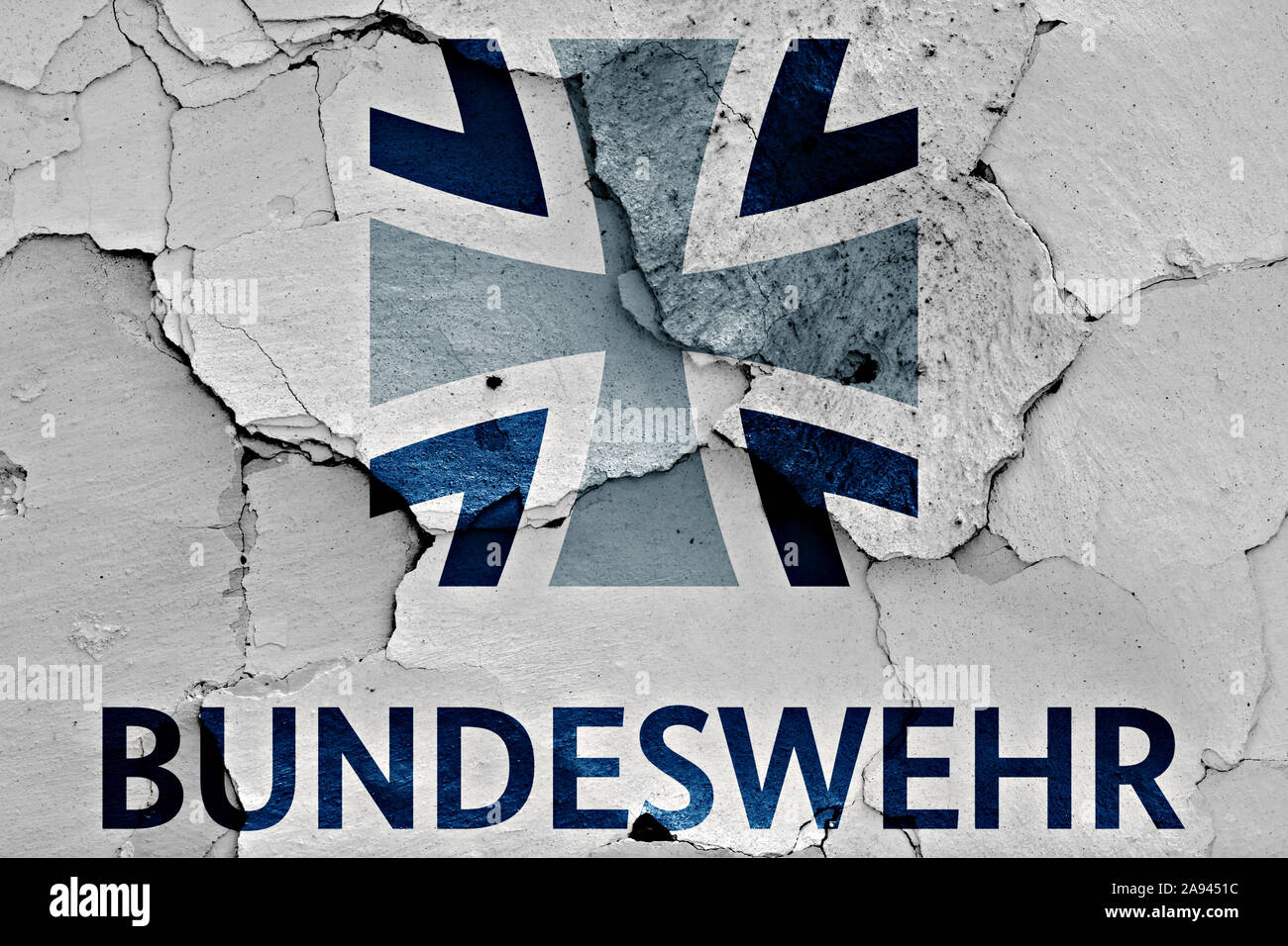 Bandiera della Bundeswehr dipinta sulla parete incrinato Foto Stock