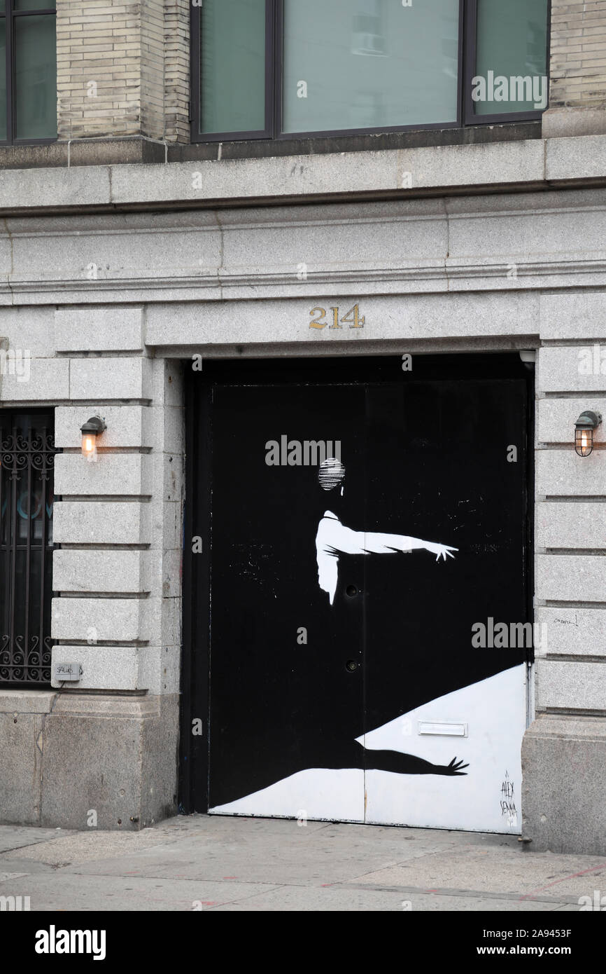 La porta di ingresso con murale della figura e il braccio, Nolita, New York. Foto Stock