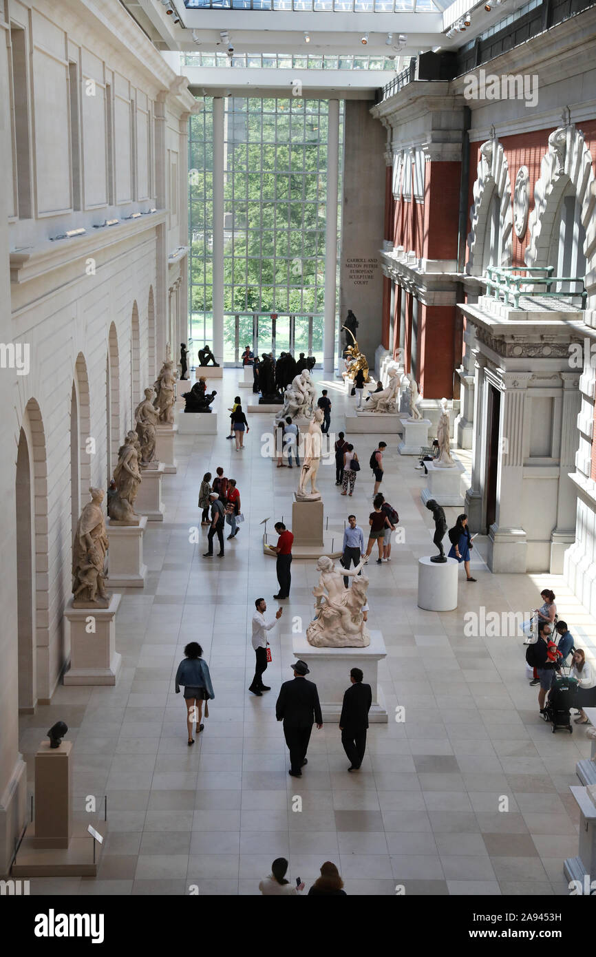 Gli amanti dell'arte in Petrie scultura europea Corte, il Met di New York City Foto Stock