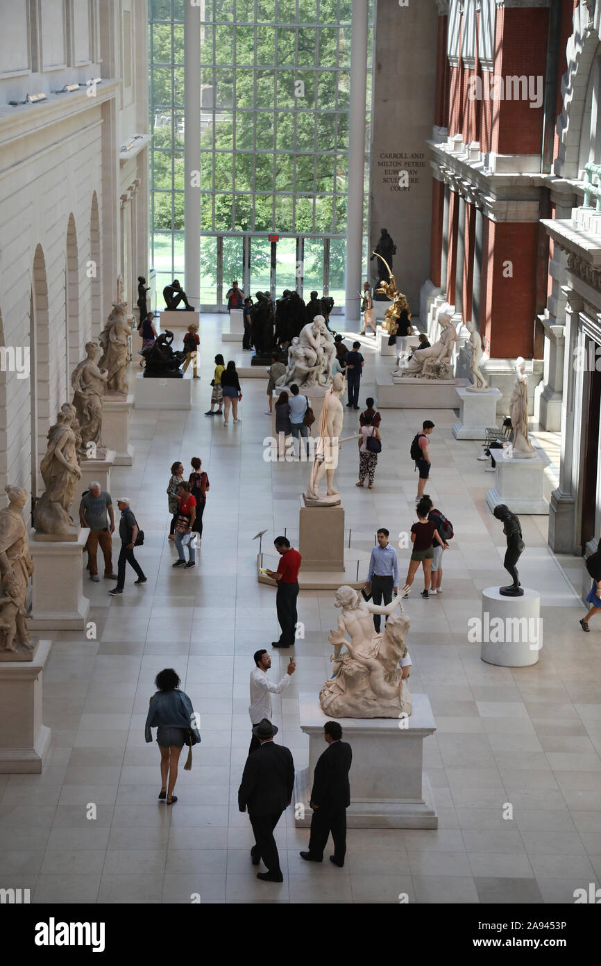 Gli amanti dell'arte in Petrie scultura europea Corte, il Met di New York City Foto Stock