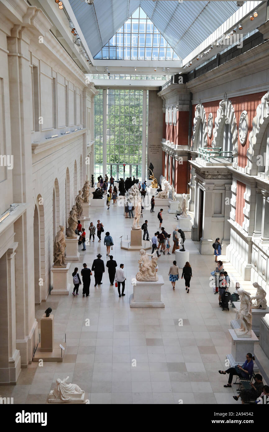 Gli amanti dell'arte in Petrie scultura europea Corte nella Met, New York Foto Stock