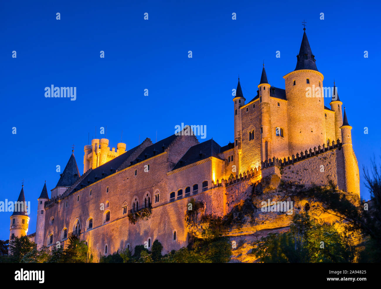 Alcazar di Segovia illuminato al crepuscolo; Segovia, Castiglia e Leon, Spagna Foto Stock