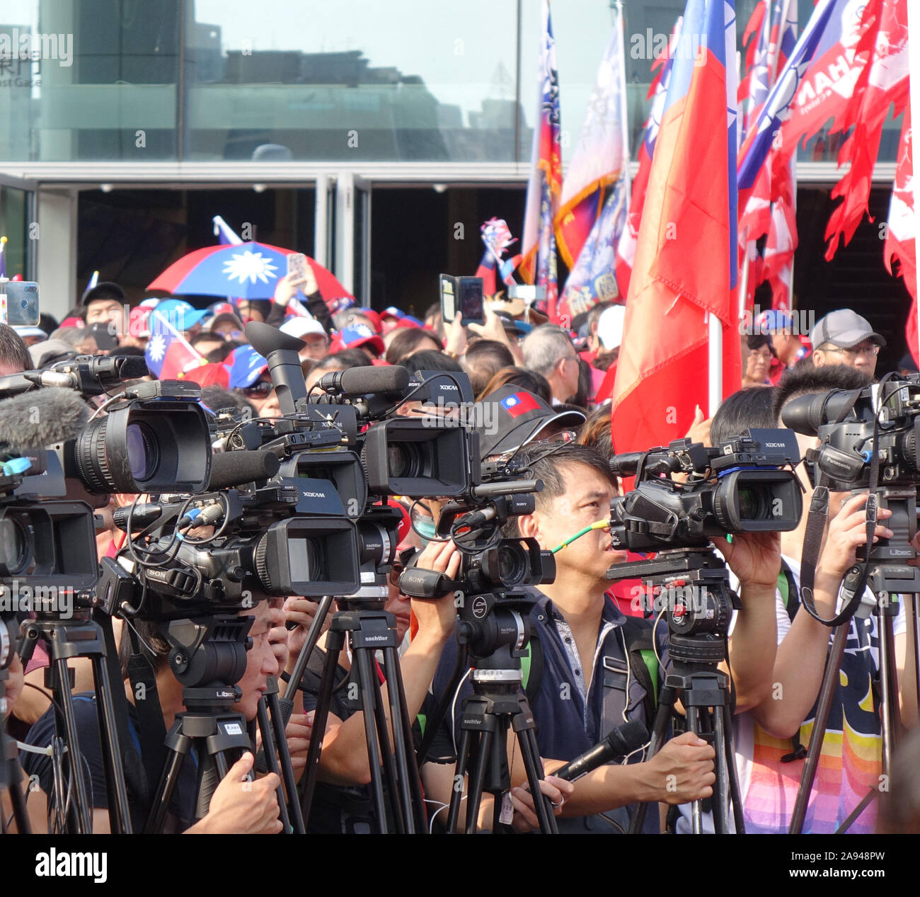 KAOHSIUNG, Taiwan -- 10 ottobre 2019: giornalisti e troupes televisive sono presenti alla festa nazionale, il libero e pubblico evento. Foto Stock