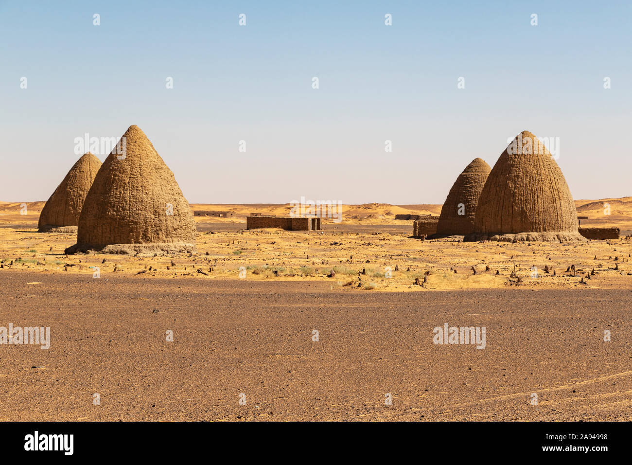 Cimitero islamico con il qubba; Dongola Vecchia, Stato del Nord, Sudan Foto Stock