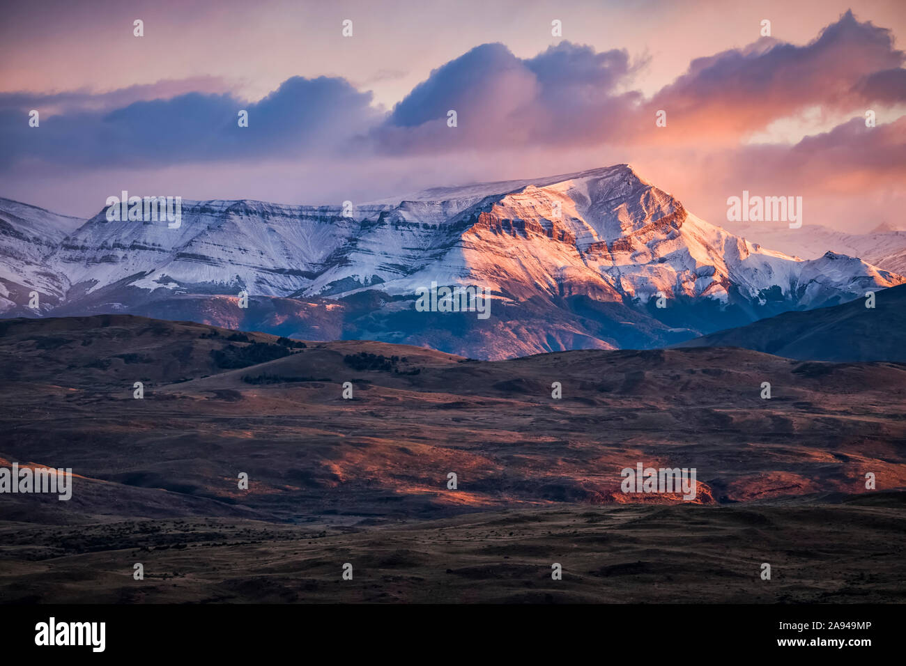 Le montagne che circondano e all'interno del Parco Nazionale Torres del Paine nel Cile meridionale, portati qui all'alba; Torres del Paine, Cile Foto Stock