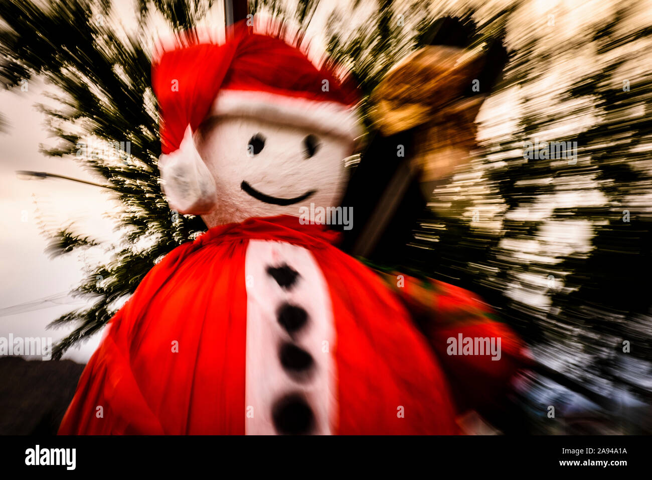 Zoom indietro pupazzo di costume di Babbo Natale Foto Stock