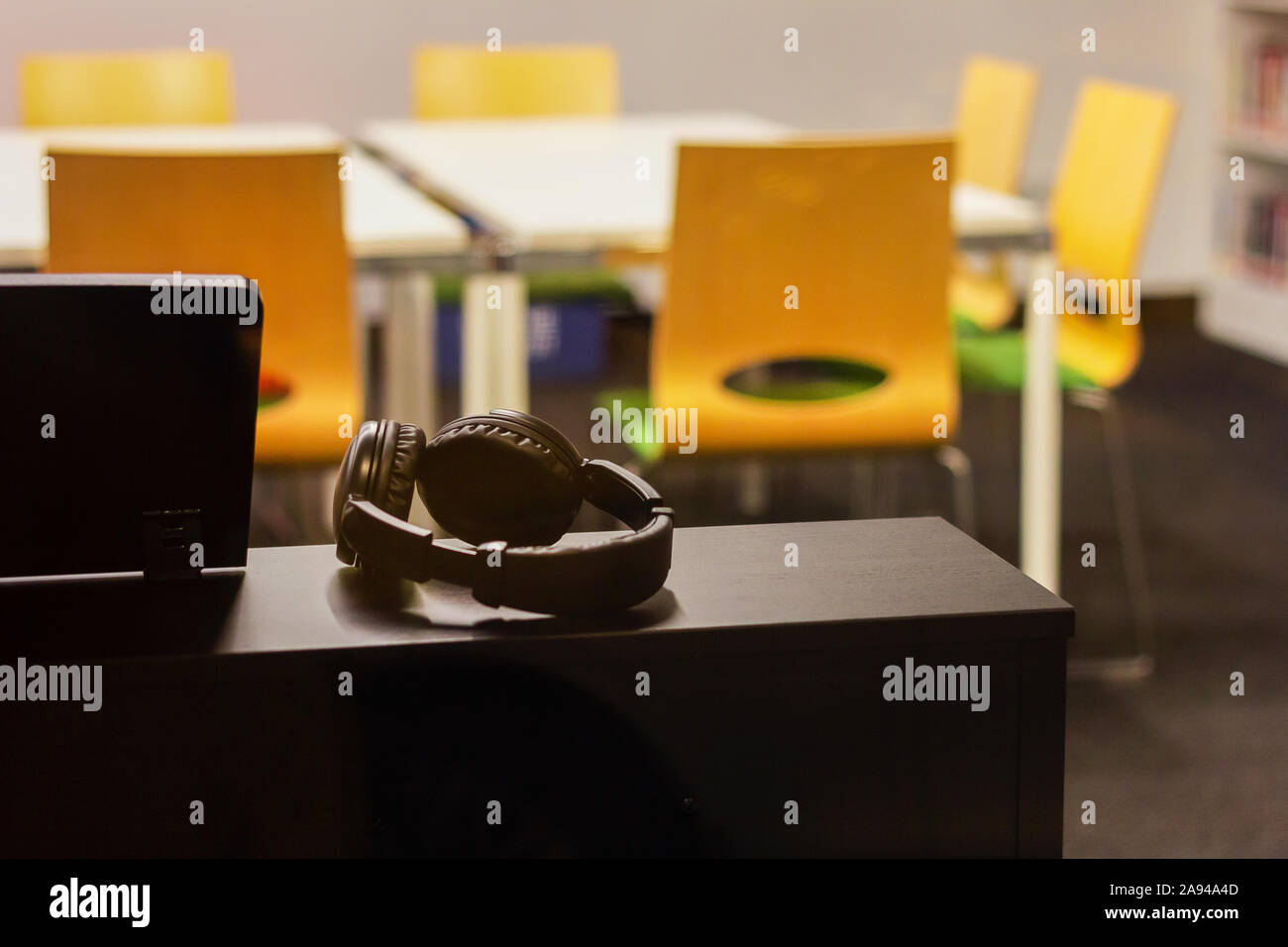 Scuola di musica di classe. Cuffie sul pianoforte elettrico. istruzione scrivanie Foto Stock