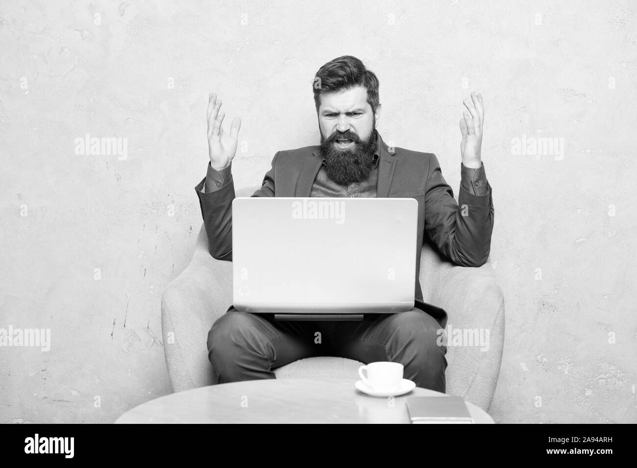 Il marketing digitale. Navigare in internet. Acquista on-line. Project manager. Corrispondenza aziendale. Imprenditore moderno. Imprenditore notebook di lavoro. L'uomo bere il caffè in ufficio business. Rispondere alla posta elettronica aziendale. Foto Stock
