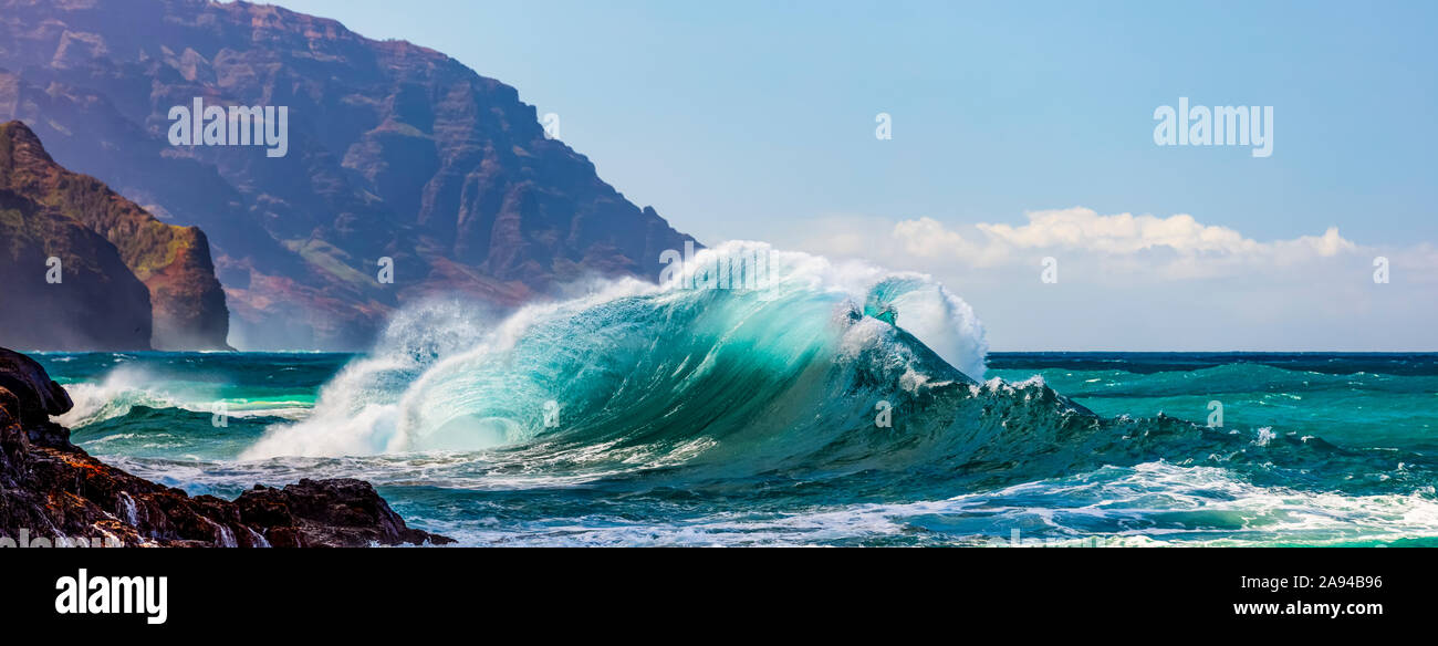 Panorama di grandi onde che si infrangono nella costa di Na Pali a Ke'e Beach; Kauai, Hawaii, Stati Uniti d'America Foto Stock