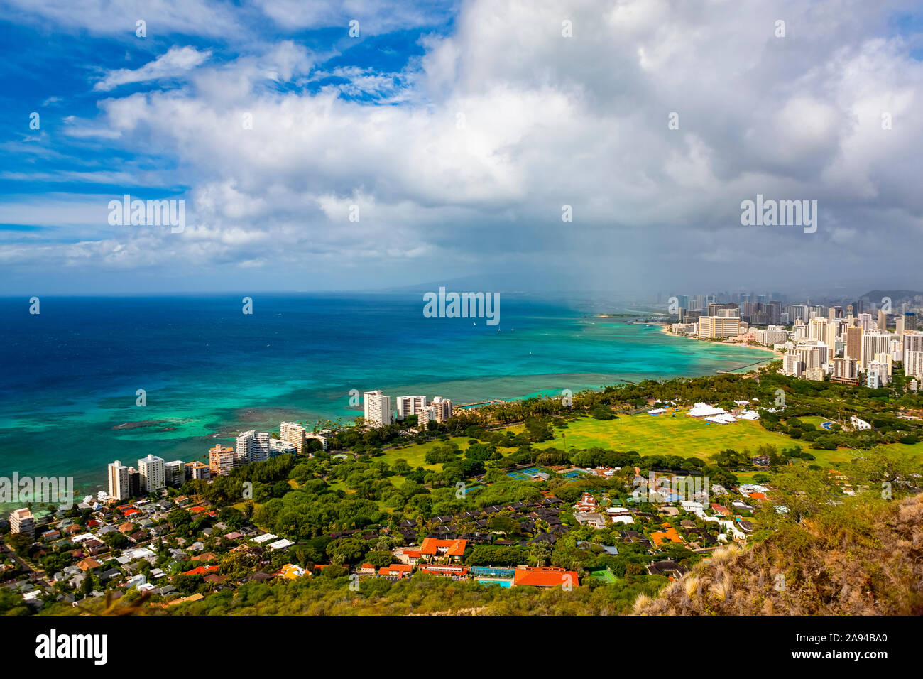 Honolulu e Waikiki Beach; Honolulu, Oahu, Hawaii, Stati Uniti d'America Foto Stock