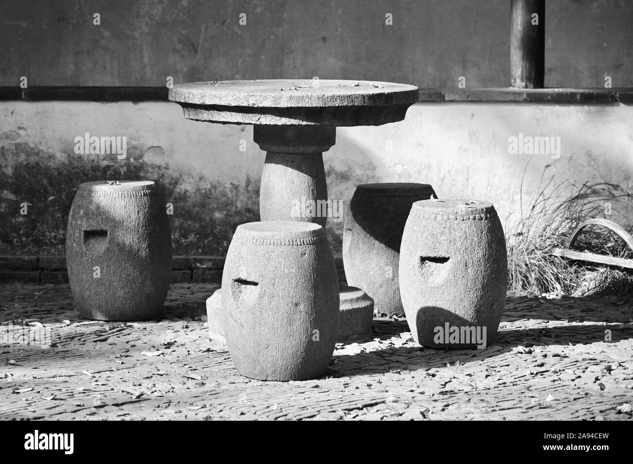 Mobili di pietra per il resto e sedersi al sole nella umile gli amministratori Giardino di Suzhou, Foto Stock