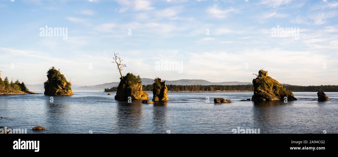 Le tre grazie si trovano a Tillamook Bay, sulla costa dell'Oregon; Bay City, Oregon, Stati Uniti d'America Foto Stock