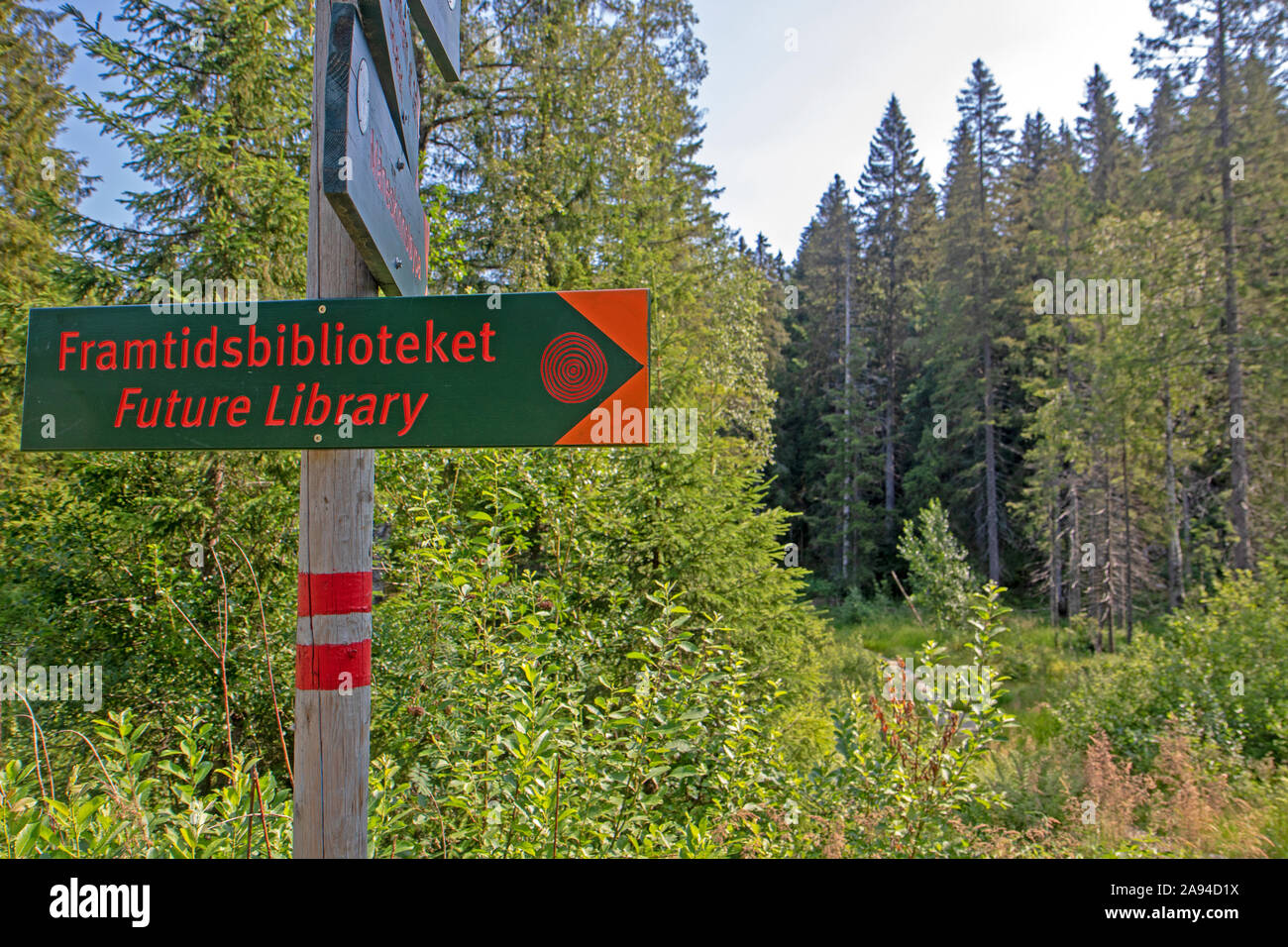 I segni sul sentiero per il futuro nella foresta di Oslo colline Foto Stock