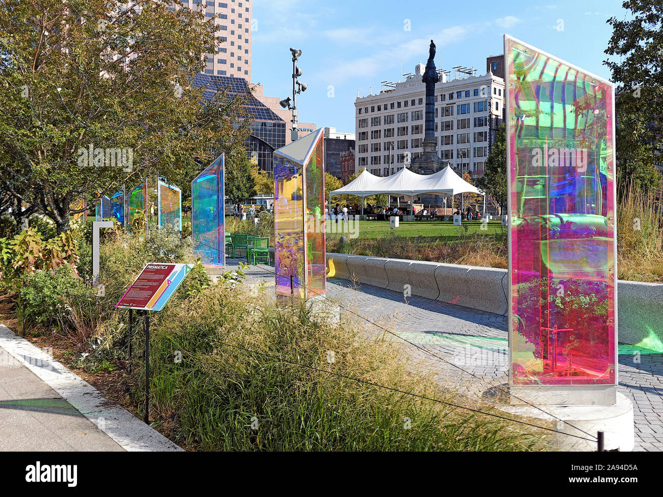 Outdoor prismatica arte di installazione sulla pubblica piazza nel centro di Cleveland, Ohio, Stati Uniti d'America da materie Progettazione di Toronto, Canada. Foto Stock