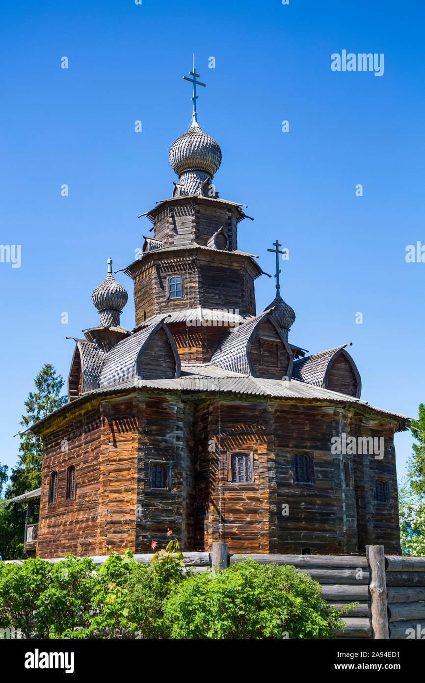 Edificio in legno con cupole e croci a cipolla, Museo di architettura in legno; Suzdal, Vladimir Oblast, Russia Foto Stock