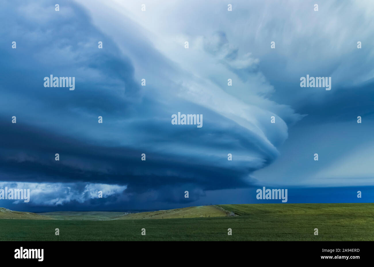 Drammatiche nubi di tempesta oscura su terreni agricoli; Guymon, Oklahoma, Stati Uniti d'America Foto Stock