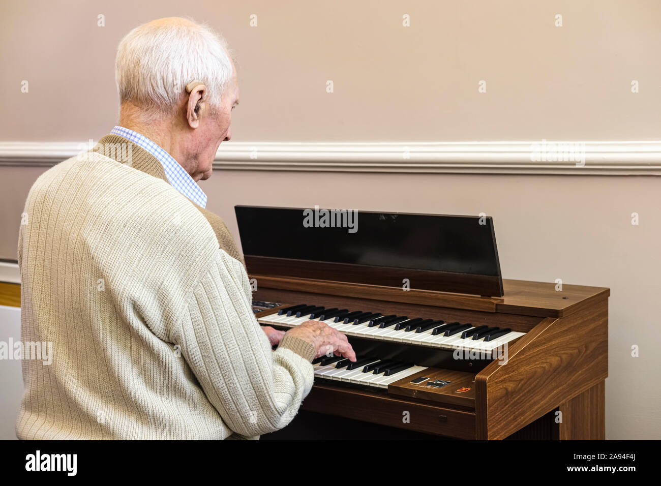 Uomo di 97 anni che suona l'organo elettrico; Hartlepool, County Durham, Inghilterra Foto Stock