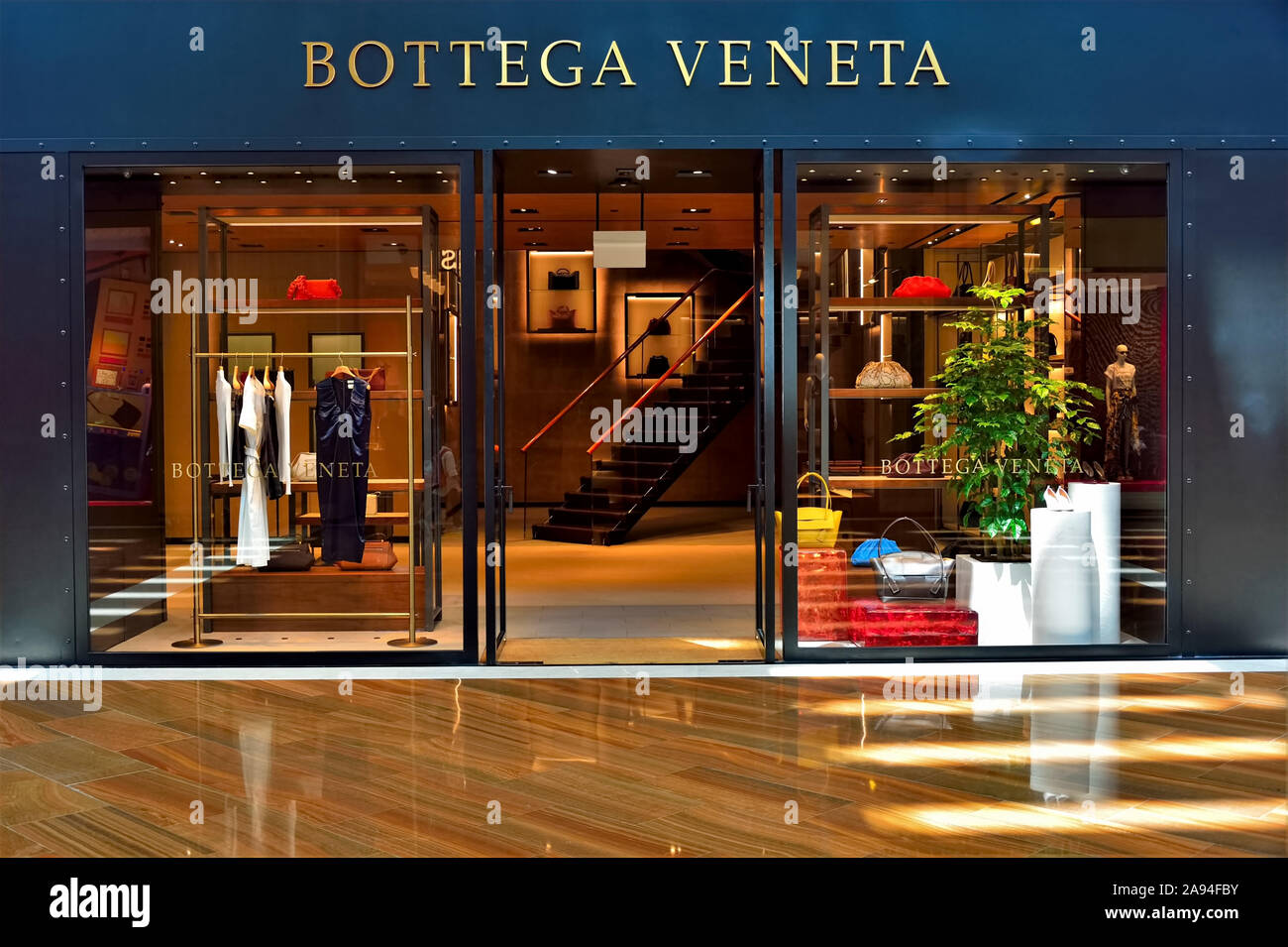Singapore - Luglio 23 2019: vista anteriore della parte esterna della Bottega Veneta, la moda italiana con marchio digital signage di Marina Bay Sands shopping centre, Singapore Foto Stock