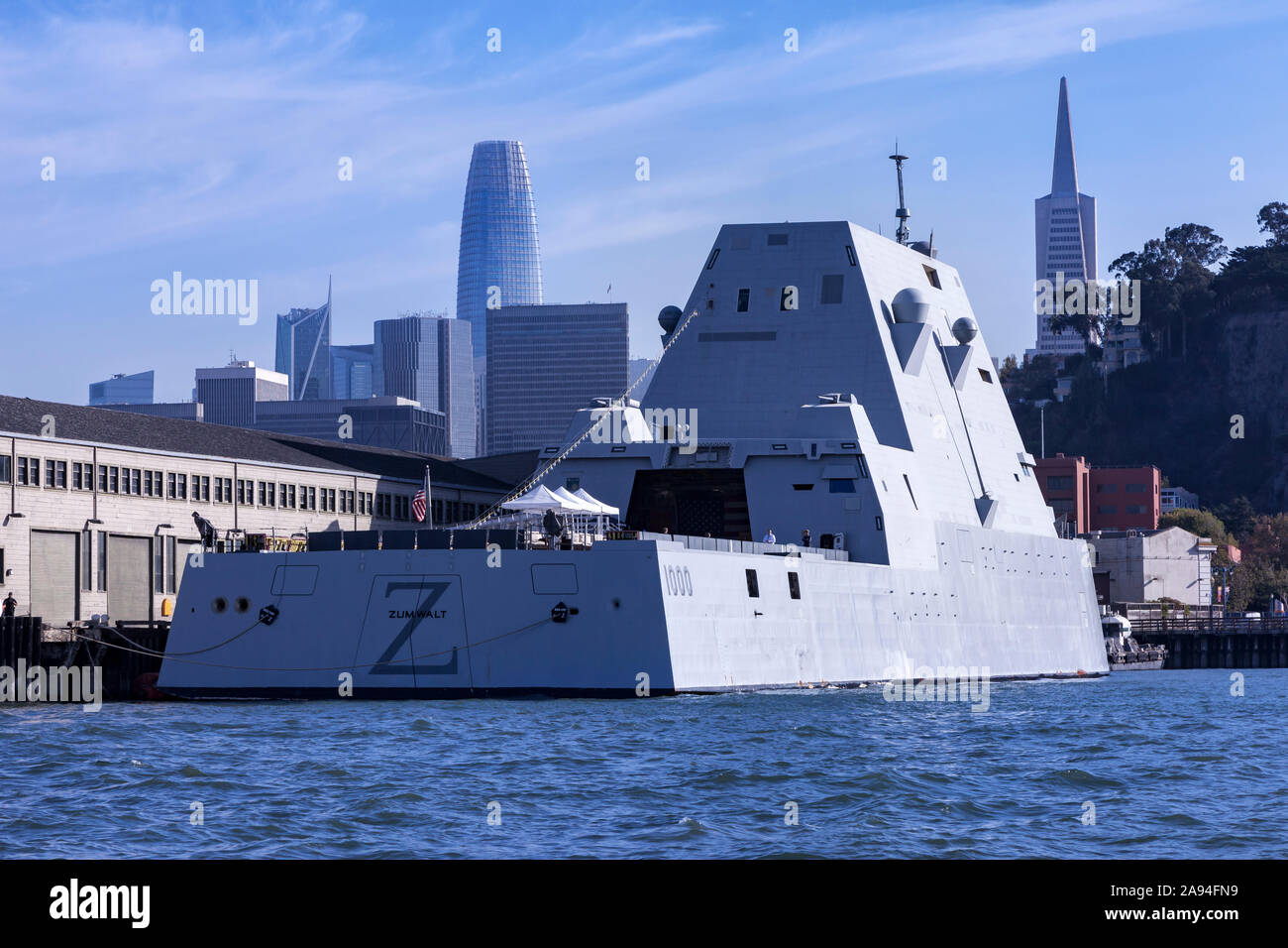 La Marina degli Stati Uniti missile destroyer USS Zumwalt (DDG-1000) ormeggiata sulla San Francisco waterfront durante il 2019 San Francisco Settimana della flotta Foto Stock
