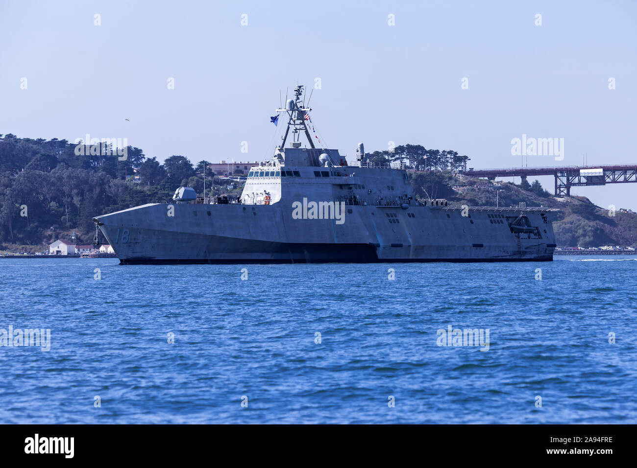 Littoral Combat Ship USS Charleston (LCS 18) entra nella Baia di San Francisco durante il 2019 San Francisco Settimana della flotta sfilata di navi. Il Charleston è un I Foto Stock