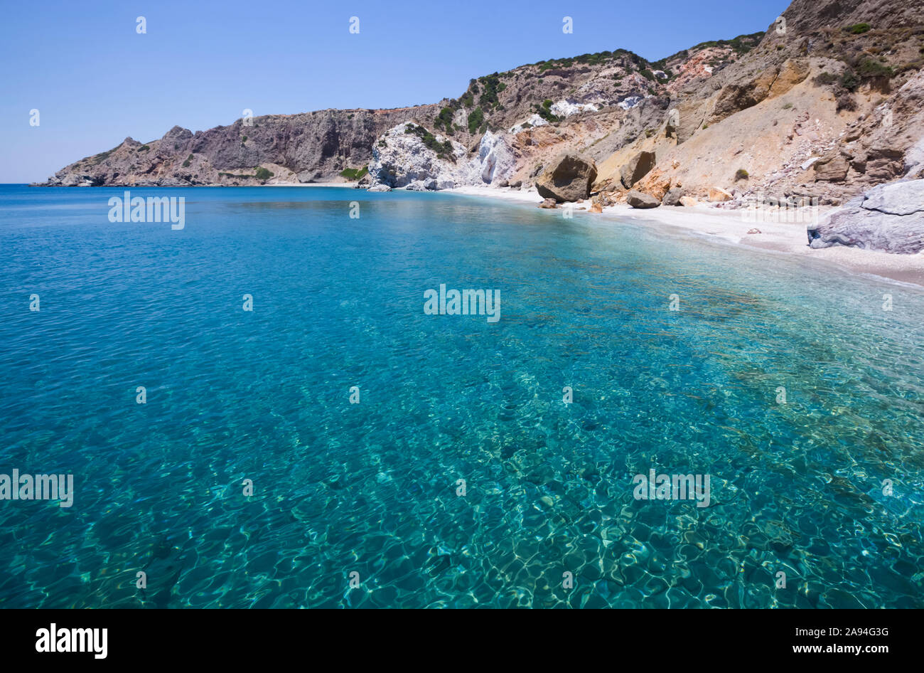 Acque turchesi dell'oceano lungo la costa della Baia di Galazia Nera; Isola di Polyaigos, Cicladi, Grecia Foto Stock