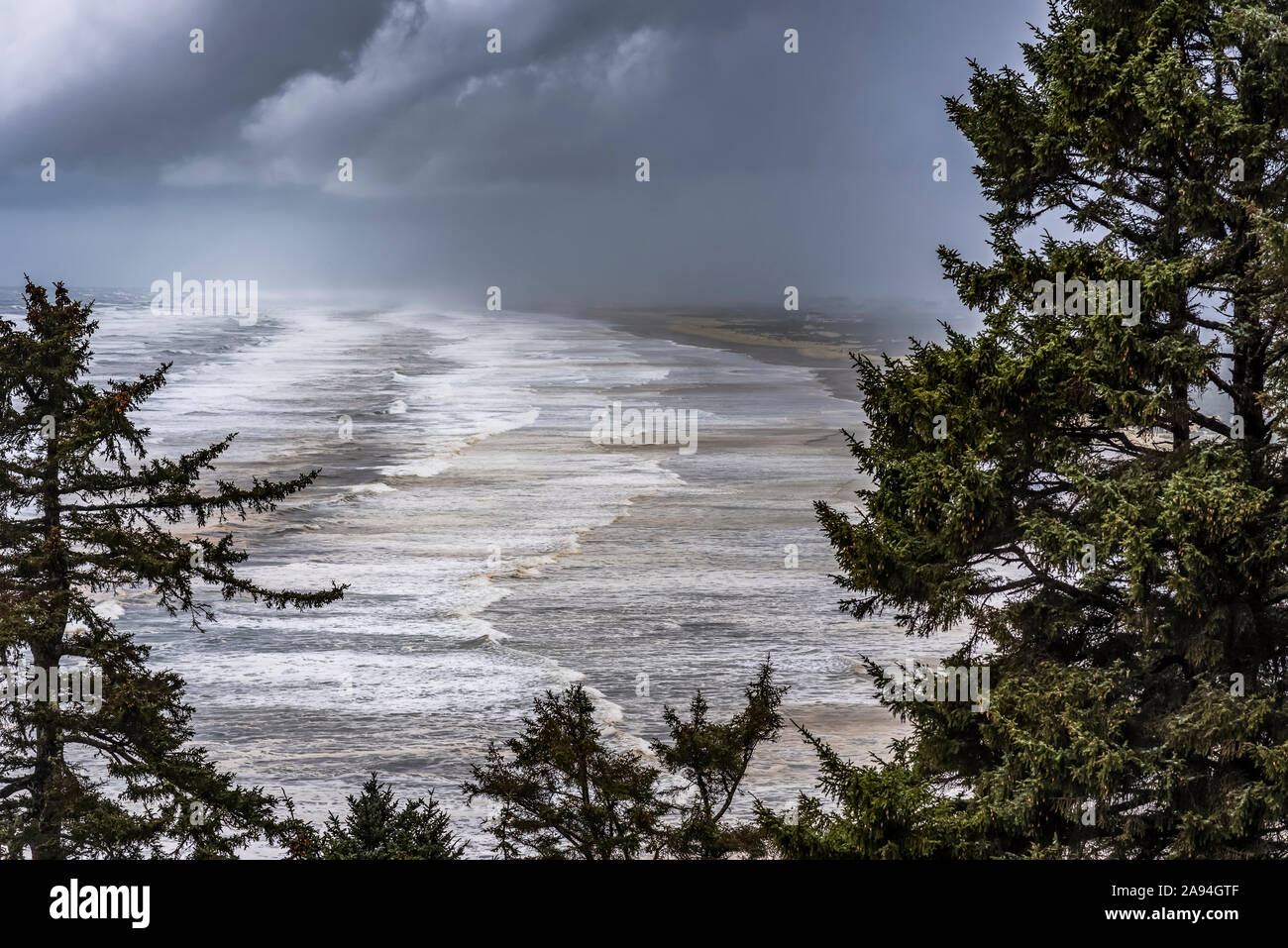 Una tempesta si muove sopra la penisola di Long Beach nel Cape Disappolation state Park di Washington; Ilwaco, Washington, Stati Uniti d'America Foto Stock