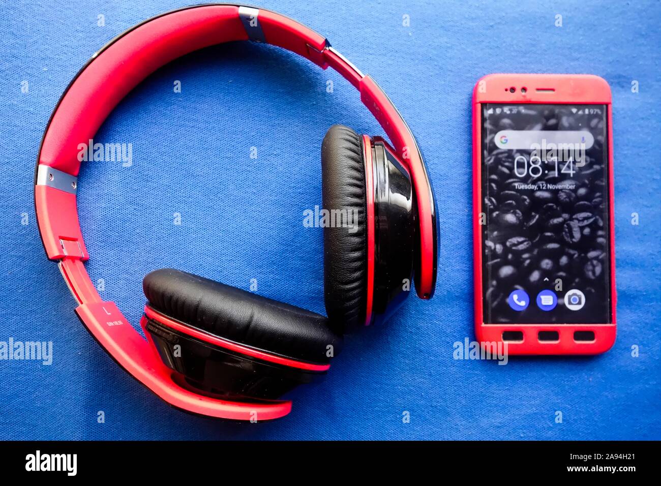 Cuffie auricolari collegate tramite Bluetooth a un telefono cellulare Foto  stock - Alamy