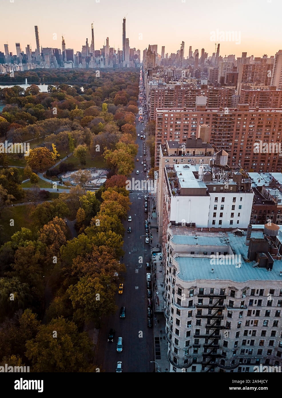 Antenna della skyline di New York e il Central Park in autunno durante il tramonto Foto Stock