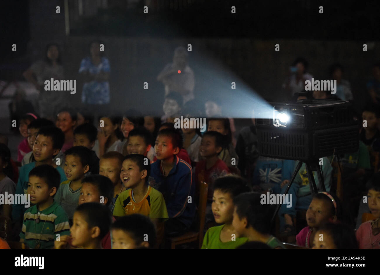 (191113) -- PECHINO, nov. 13, 2019 (Xinhua) -- Gli studenti guardare film a Nongyong scuola elementare nel villaggio Nongyong di Bansheng Township, Dahua Yao contea autonoma, a sud della Cina di Guangxi Zhuang Regione autonoma, 13 maggio 2015. Governo locale negli ultimi anni ha svolto numerose misure per la riduzione della povertà il lavoro, e ha investito più di 5 milioni di yuan (circa 713,970 dollari USA) per trasformare ed espandere Nongyong scuola primaria. Oltre al nuovo edificio di insegnamento, edificio del dormitorio, mensa e servizi igienici, un sacco di dotazioni avanzate tra cui l'aula multimediale, musica vocale da camera, biblioteca e di un Foto Stock