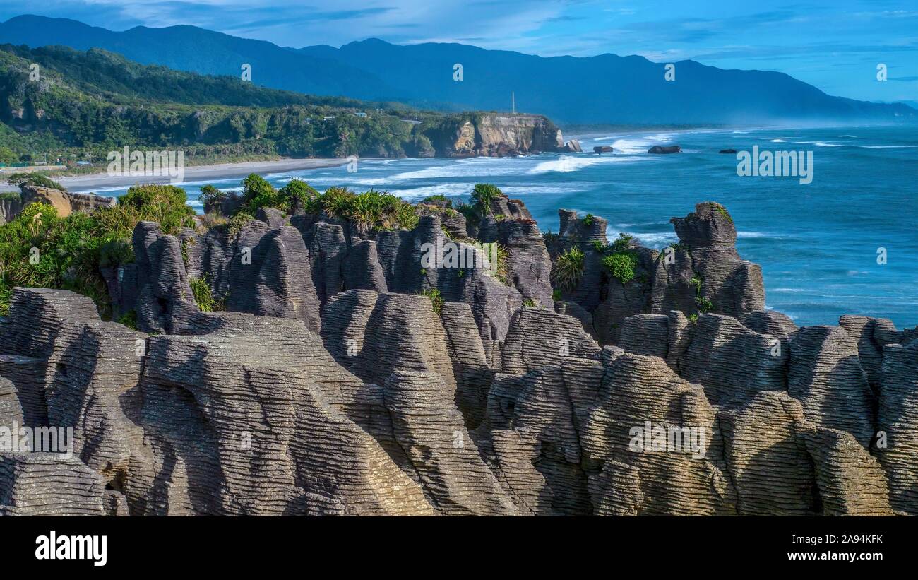 Il Punakaiki Pancake Rocks, calcare antiche formazioni rocciose sulla bellissima costa occidentale dell'Isola Sud della Nuova Zelanda. Foto Stock