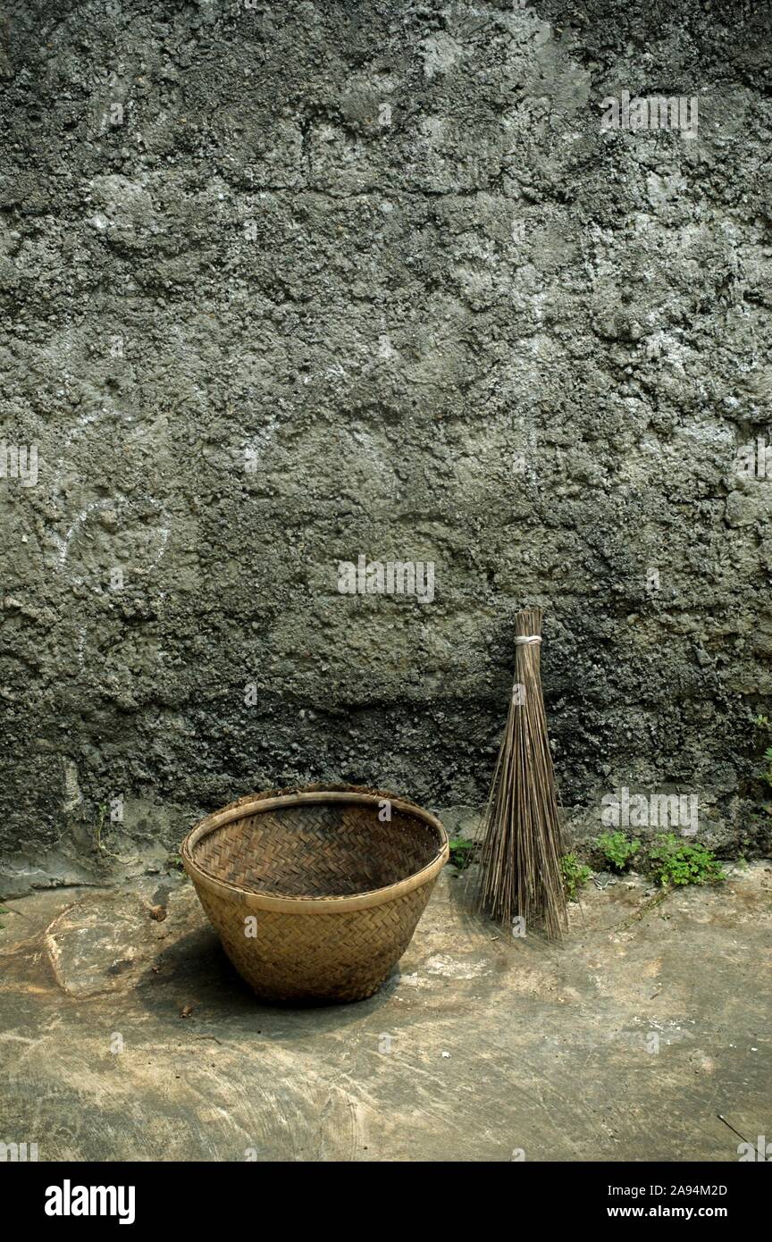 Tradizionale scopa di noce di cocco e cesto di bambù. Foto Stock