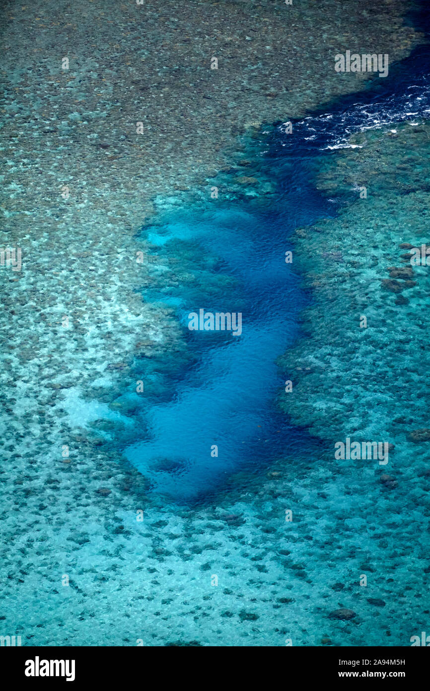 Il canale nella barriera corallina, Vaimaanga Tapere, Rarotonga Isole Cook, South Pacific - aerial Foto Stock