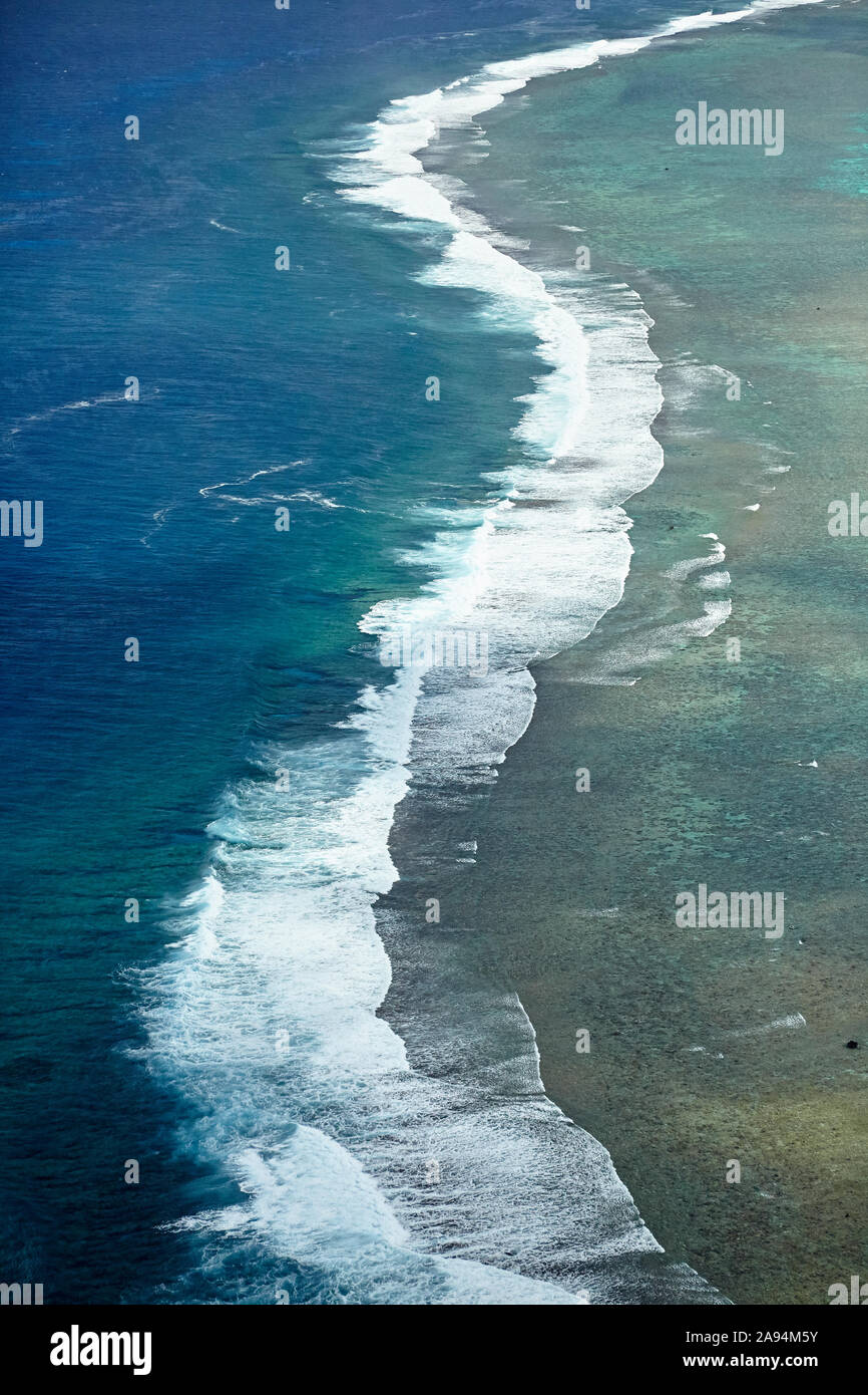 Reef, Southern Rarotonga Isole Cook, South Pacific - aerial Foto Stock