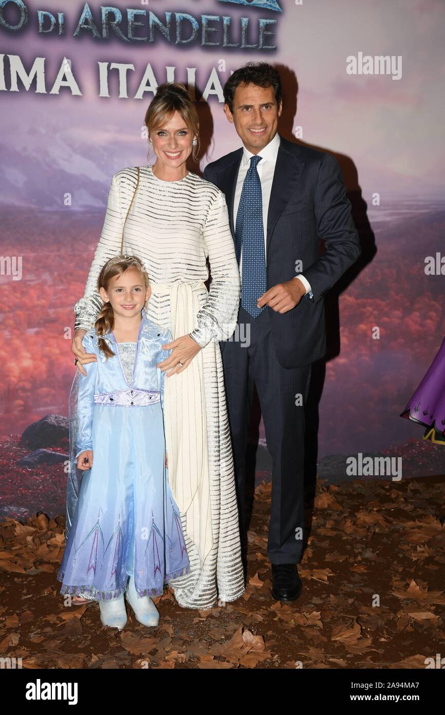 Roma, Italia. Xii Nov, 2019. Roma, Cinema lo spazio moderno anteprima film 'congelate 2 Il segreto di Arendelle', nell'immagine: Serena Autieri con Enrico Griselli e la loro figlia Giulia Credit: Indipendente Agenzia fotografica/Alamy Live News Foto Stock