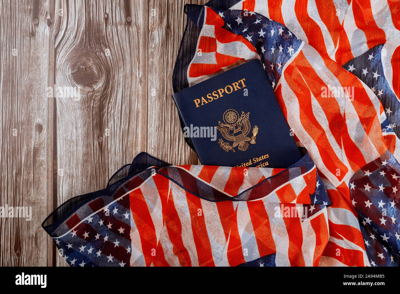 Il passaporto americano e la bandiera con i simboli degli Stati Uniti d'America. Foto Stock