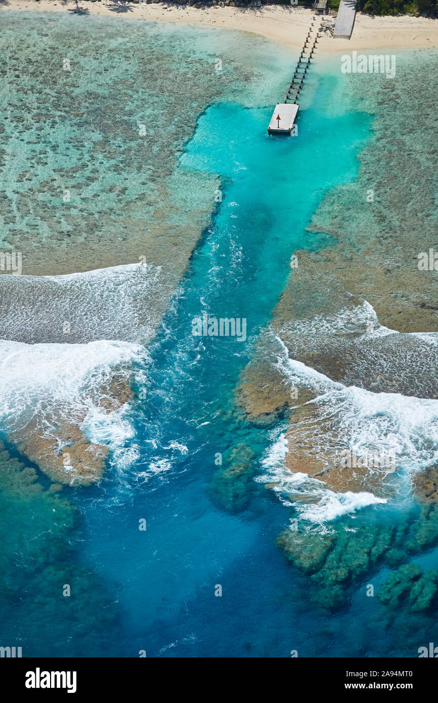 Il canale nella barriera corallina, Akaoa Tapere, Rarotonga Isole Cook, South Pacific - aerial Foto Stock
