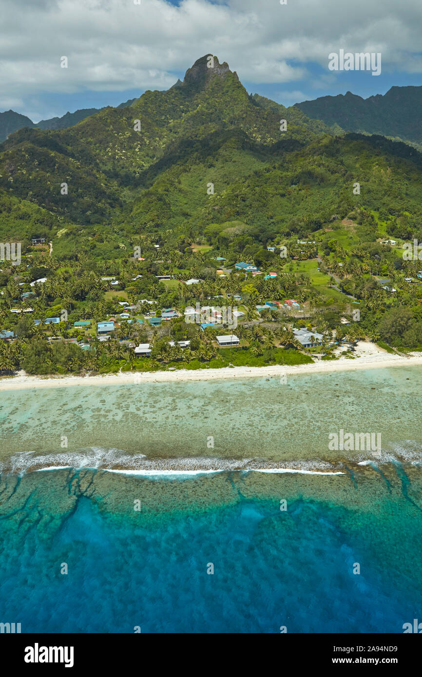 Il Reef e la spiaggia da Tamarind House Restaurant, Rarotonga Isole Cook, South Pacific - aerial Foto Stock