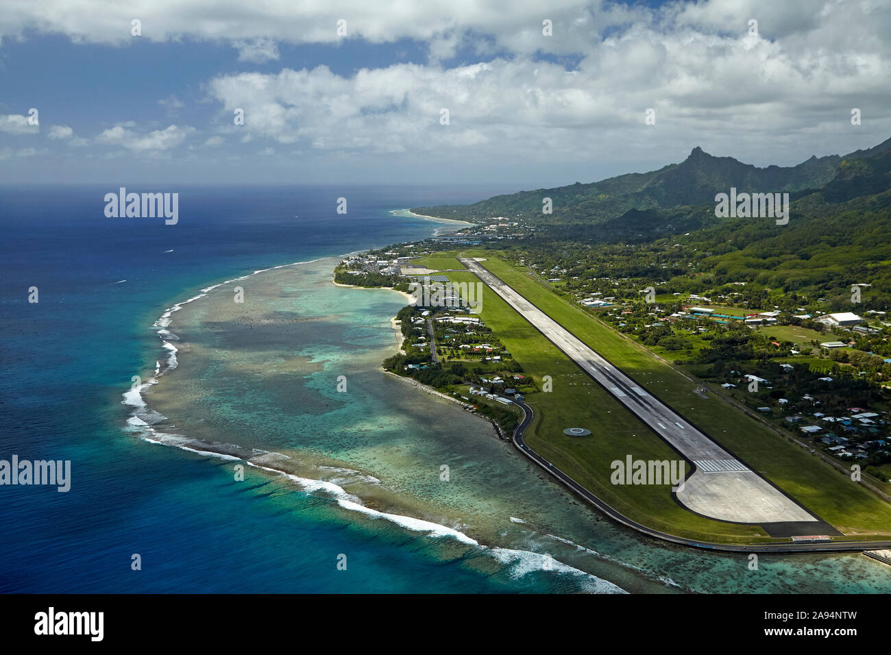 Aeroporto Internazionale di Rarotonga, Avarua, Rarotonga Isole Cook, South Pacific - aerial Foto Stock