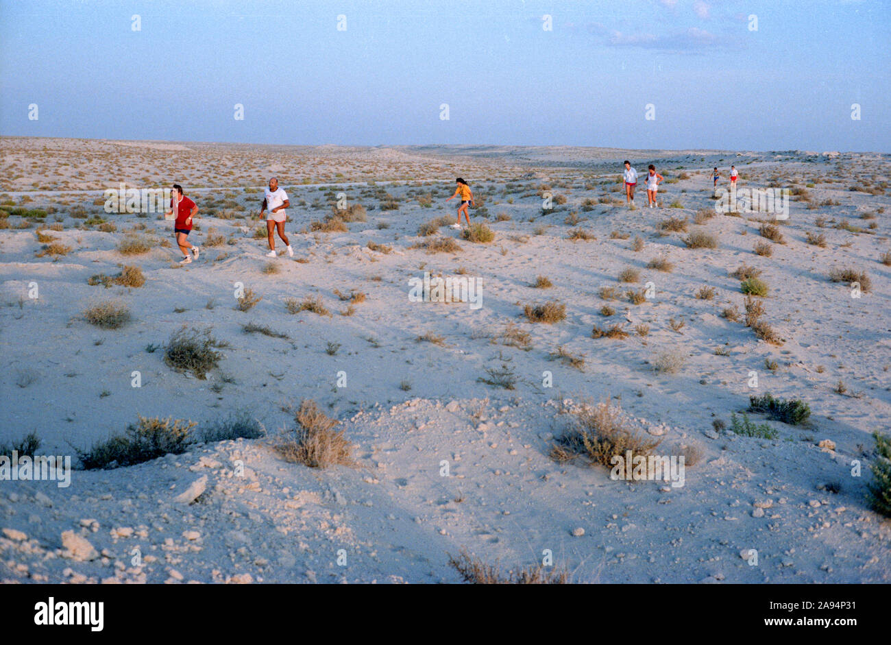 Un incontro serale della terraferma Hash House Harriers, un espatriato gruppo sociale, nel deserto al di fuori della città di Abu Dhabi, Emirati arabi uniti, 1984-85 Foto Stock
