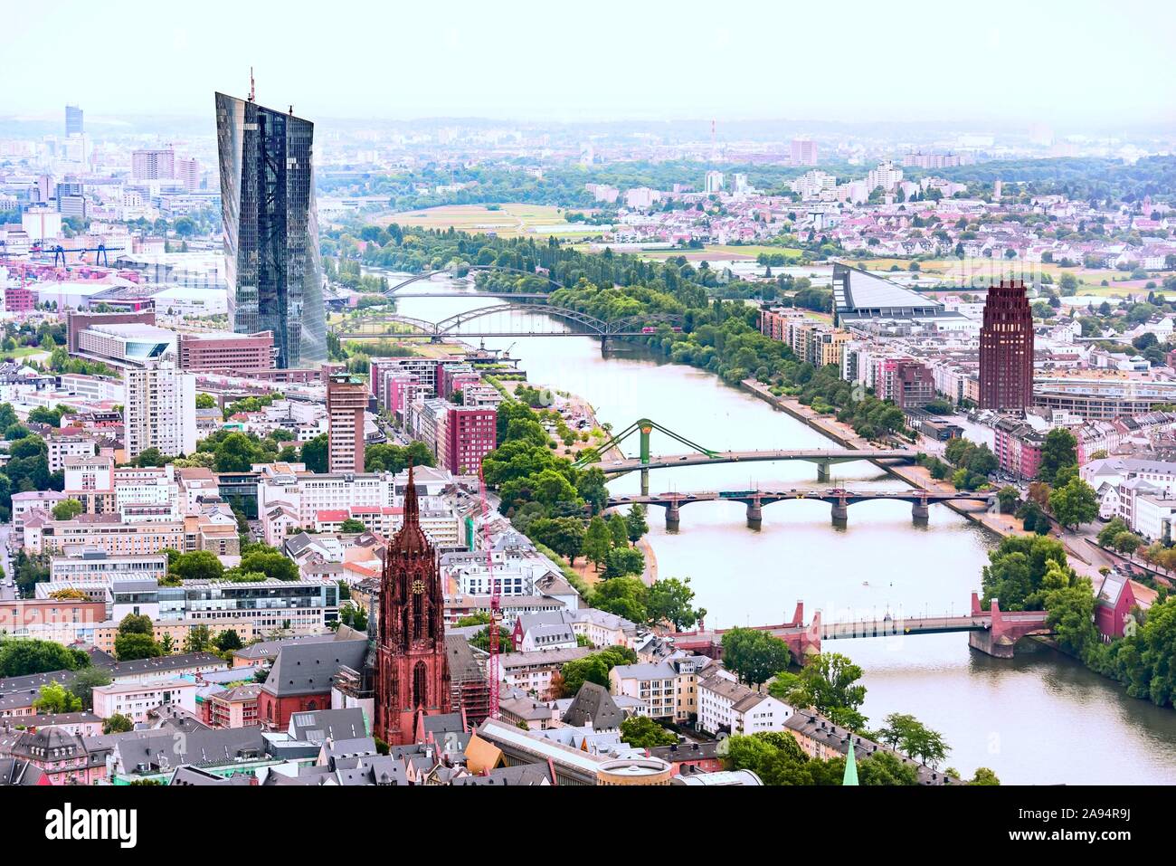 Vista aerea di Francoforte Um principale - centro della città vecchia, la Banca centrale europea edificio e fiume Main. Foto Stock