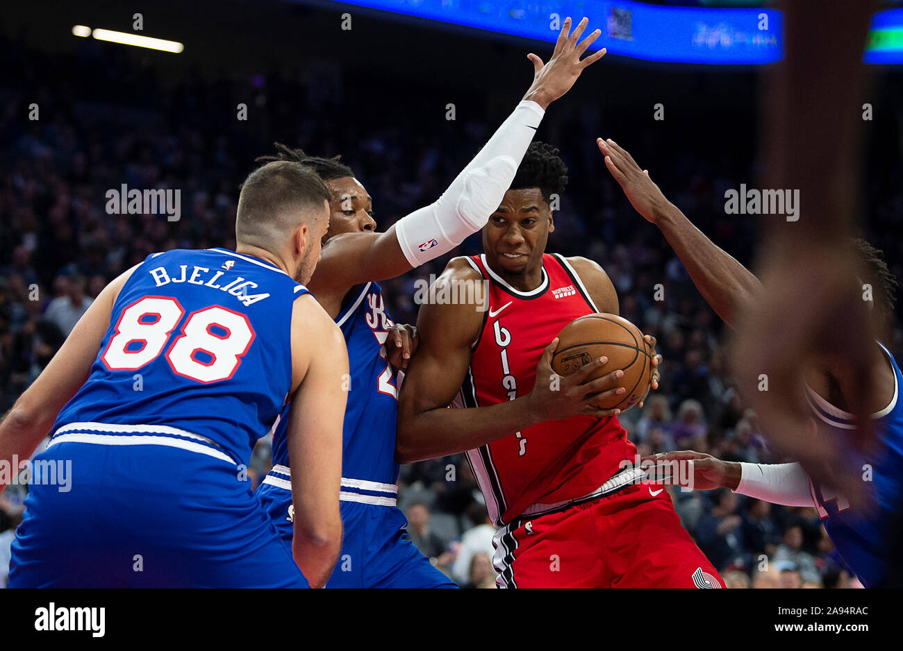 Sacramento, CA, Stati Uniti d'America. Xii Nov, 2019. Portland Trail Blazers center Hassan Whiteside (21) è circondato da Sacramento Kings avanti Richaun Holmes (22) e i Sacramento Kings avanti Nemanja Bjelica (88) durante una partita al Golden 1 Centro il Martedì, Novembre 12, 2019 a Sacramento. Credito: Paolo Kitagaki Jr./ZUMA filo/Alamy Live News Foto Stock