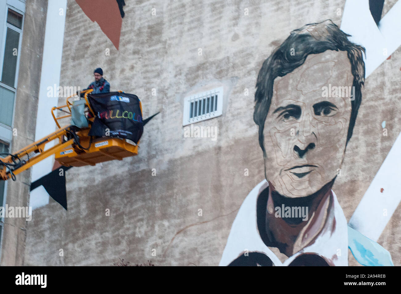 Lavorando sul murale intitolato "l'ame de Montparnasse' e dedicato ad Amedeo Modigliani in via Roma a Livorno, a poche decine di metri dalla sua birthpl Foto Stock