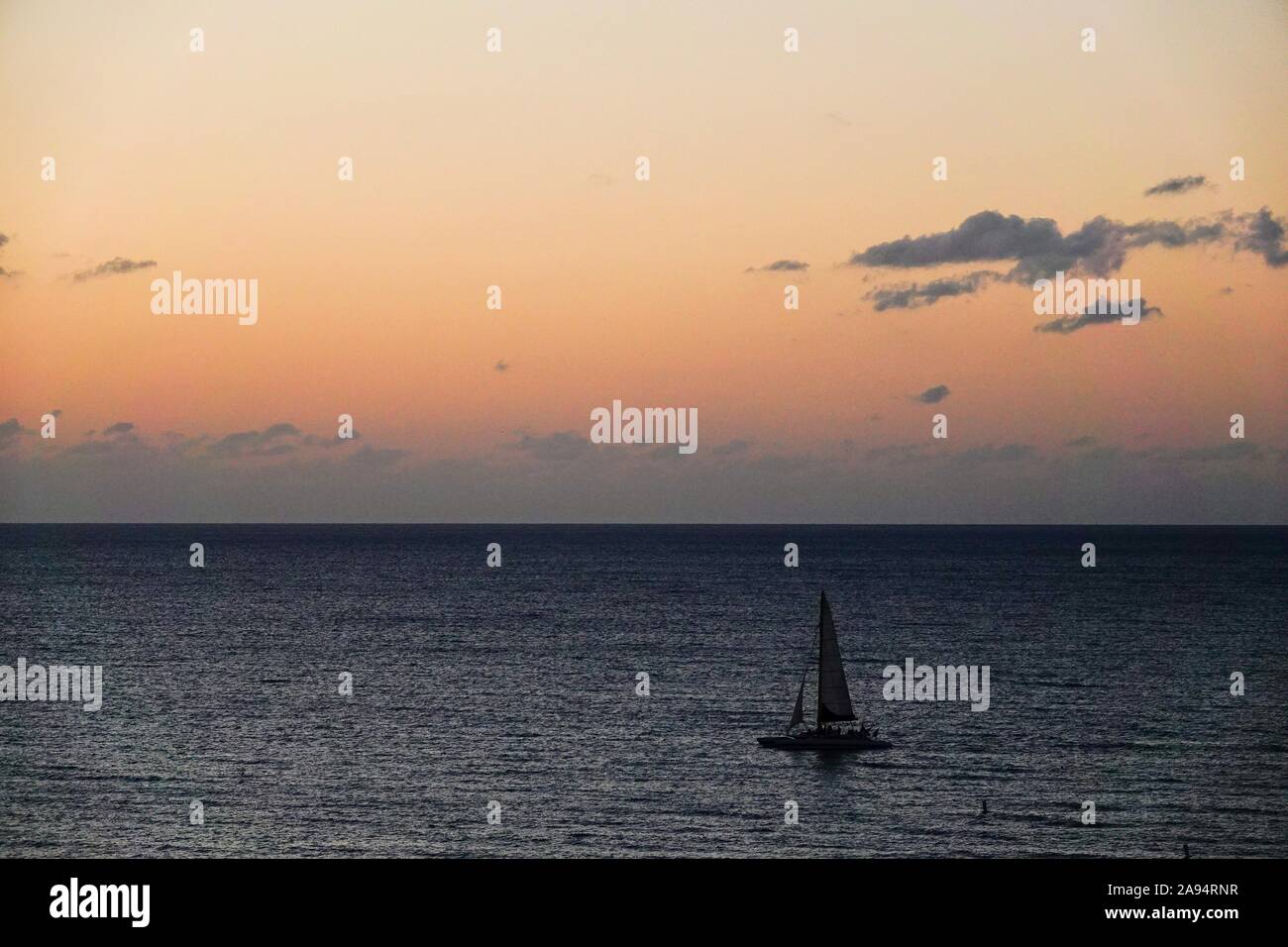 Una silhouette di una barca a vela off shore di Clearwater Beach al tramonto. Foto Stock