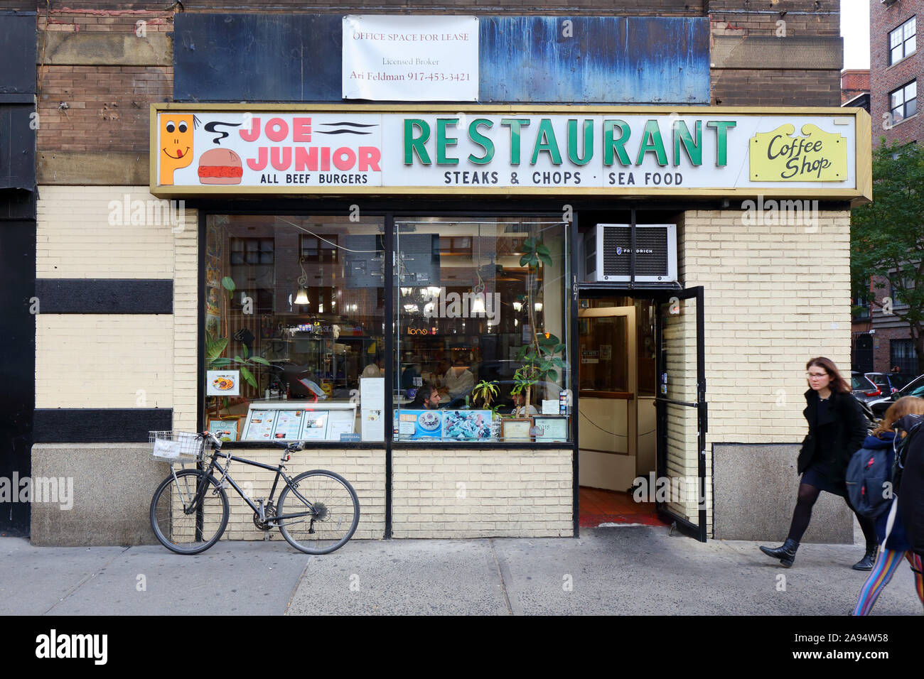 Joe Jr., 167 3rd Avenue, New York, NY. esterno alla vetrina di un diner in Manhattan Foto Stock