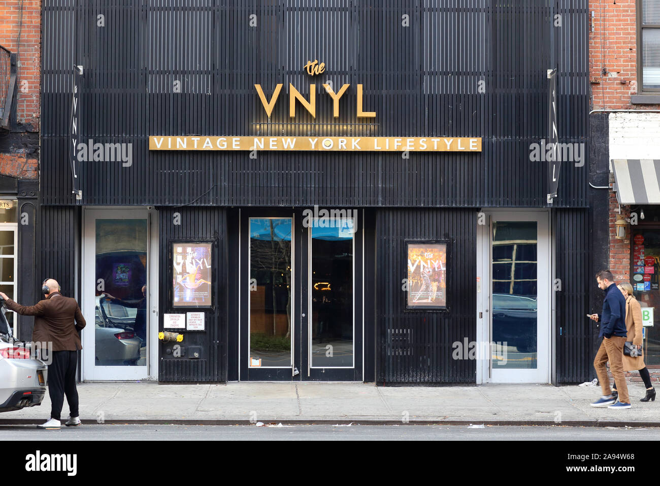 Il VNYL, 100 3rd Avenue, New York, NY. esterno alla vetrina di un club di Manhattan. Foto Stock